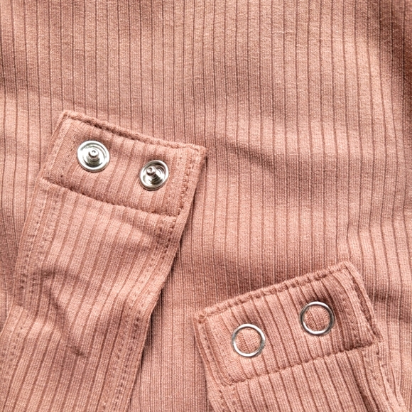 🌵2/$25🌵M Ribbed Bodysuit Banana Republic - Picture 5 of 5